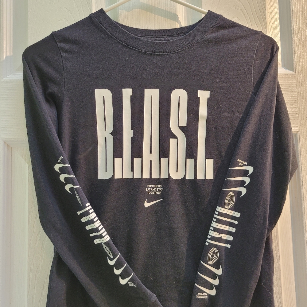 NIKE BOYS MEDIUM LONG SLEEVE B.E.A.S.T. SHIRT